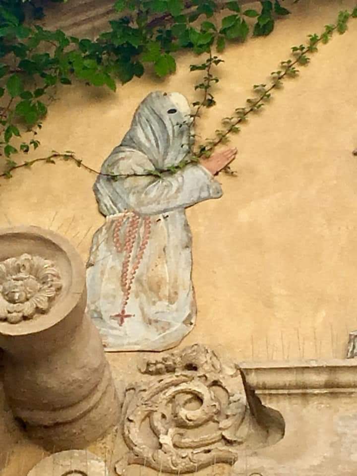 And, yes, I did feel as grateful as this penitent gris when the waitress returned the credit card I had dropped on the sidewalk